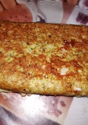 Una foto de Tortilla francesa de quinoa blanca y brócoli con pavo y queso