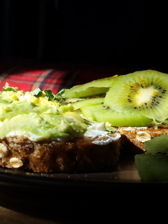 Foto principal de Tostadas de aguacate y kiwi con queso philadelphia