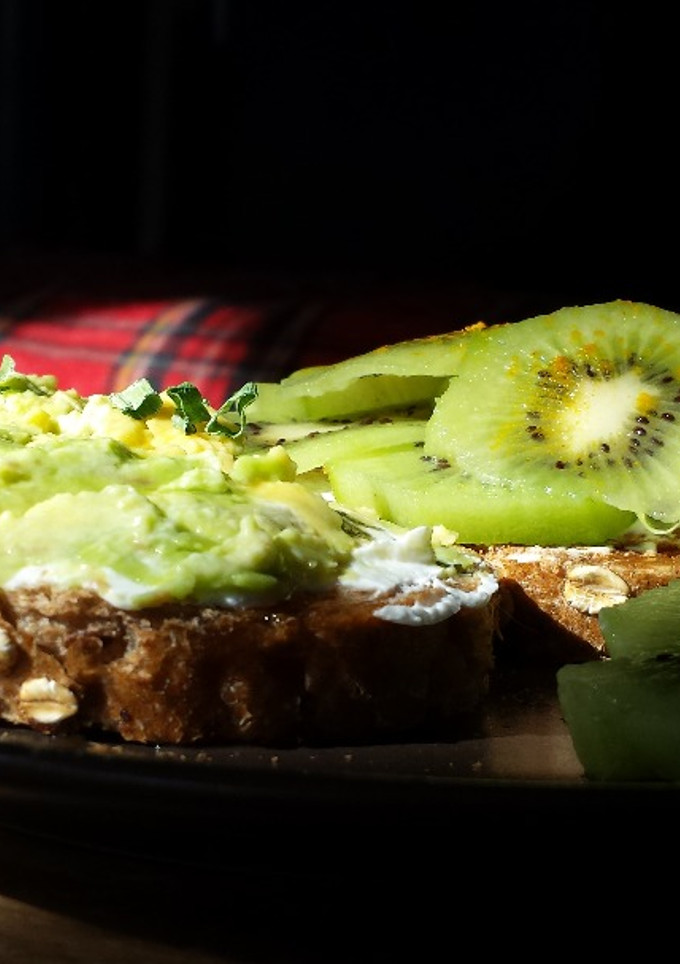 Una foto de Tostadas de aguacate y kiwi con queso philadelphia