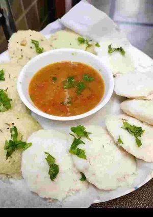 A picture of Yummy sambar idli dosa.