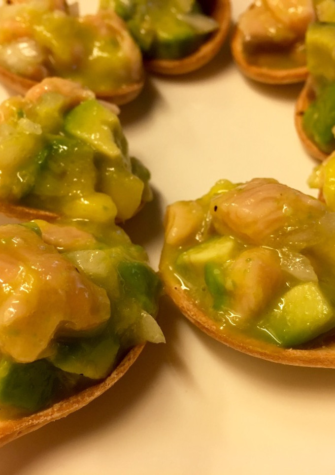 Una foto de Tartar de salmón en cucharitas