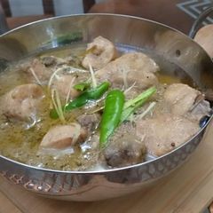 A picture of White chicken karahi.