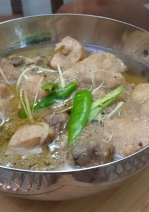 A picture of White chicken karahi.