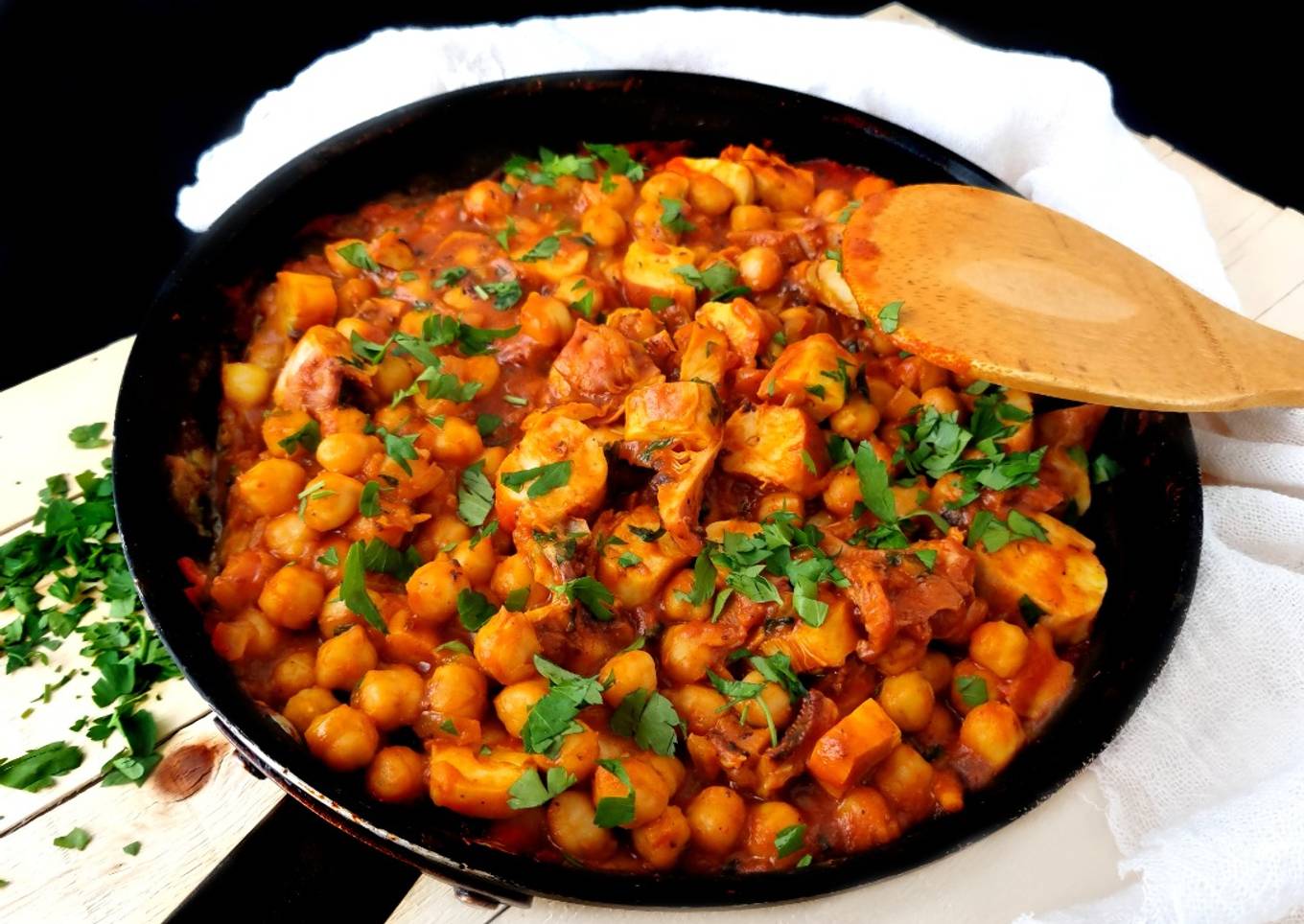 Guiso de garbanzos con rejos y tomate 🍲🍅🐙