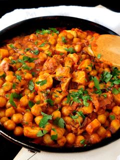 Una foto de Guiso de garbanzos con rejos y tomate 🍲🍅🐙