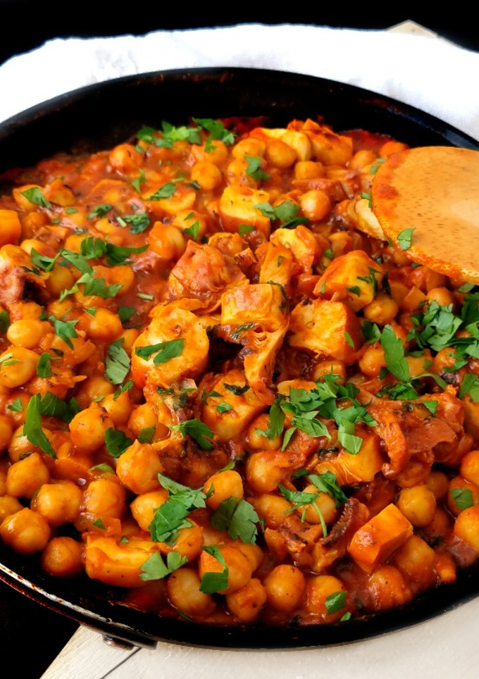 Una foto de Guiso de garbanzos con rejos y tomate 🍲🍅🐙