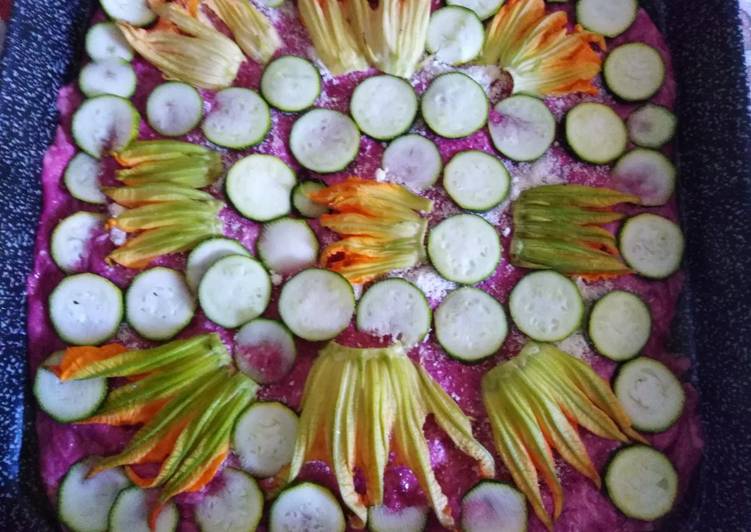 Focaccia alla barbabietola con zucchina e fiori