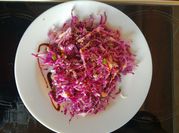 Una foto de ensalada de repollo morado cebolla