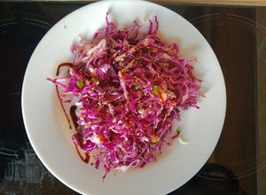 Una foto de Ensalada de repollo morado