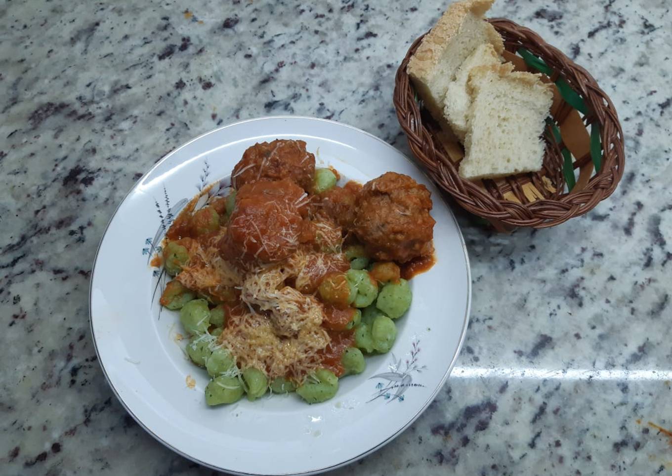 Albóndigas con ñoquis verdes