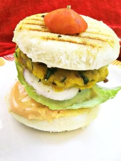 लेफ्ट ओवर इडली बर्गर (Leftover idli Burger Recipe In Hindi) रेसिपी मुख्य फोटो