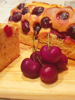 Una foto de Bizcocho🍞🍒 con cerezas🍒🍒🍒🍒🍒🍒🍒🍒🍒🍒🍒🍒