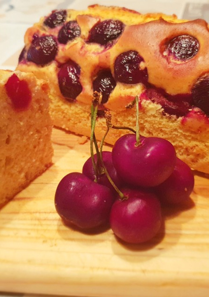 Una foto de Bizcocho🍞🍒 con cerezas🍒🍒🍒🍒🍒🍒🍒🍒🍒🍒🍒🍒