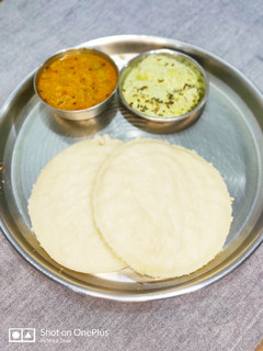 રવા થટે ઈડલી(Rava Thatte Idli Recipe In Gujarati) રેસીપી મુખ્ય ફોટો
