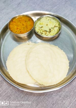 રવા થટે ઈડલી(Rava Thatte Idli Recipe In Gujarati) રેસીપી મુખ્ય ફોટો
