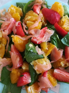Una foto de Ensalada de espinacas con frutas y salmón ahumado