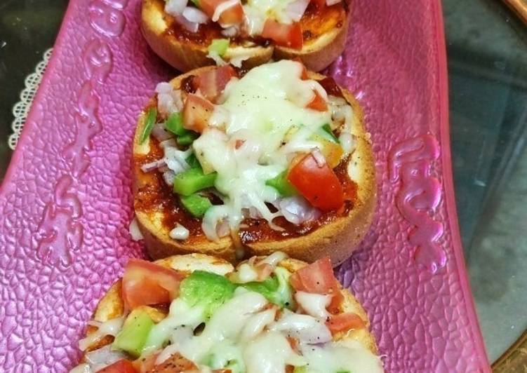 Simple Way to Prepare Favorite Garlic Bread Pizza Discs