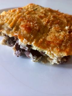 Una foto de Pastel de papas y carne cortada a cuchillo al malbec