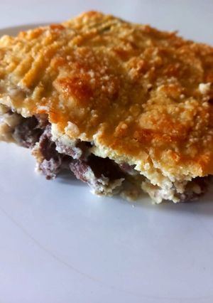 Una foto de Pastel de papas y carne cortada a cuchillo al malbec