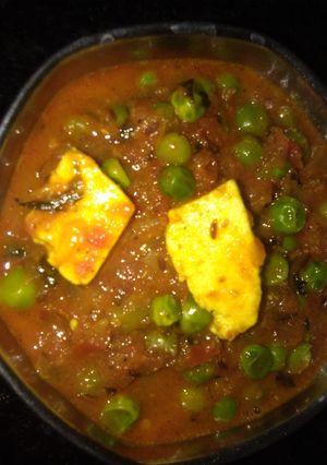 A picture of Matar paneer.