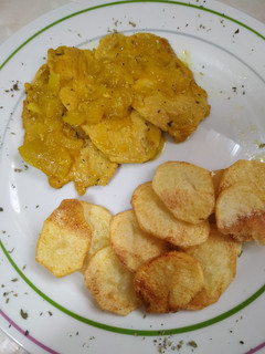Una foto de Lomo en salsa de manzana con patatas a lo pobre