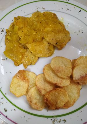 Una foto de Lomo en salsa de manzana con patatas a lo pobre
