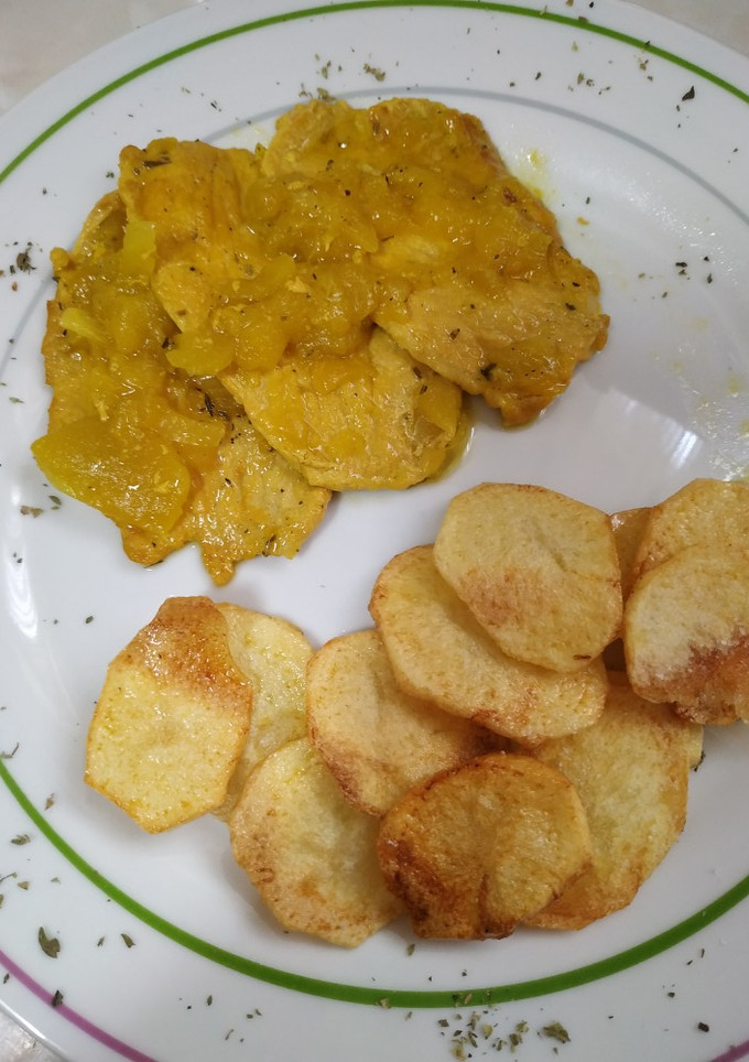 Una foto de Lomo en salsa de manzana con patatas a lo pobre
