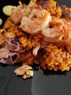 Una foto de Arroz de Gambones y Calamar al Horno Con ALi Oli de Ajo Dorado