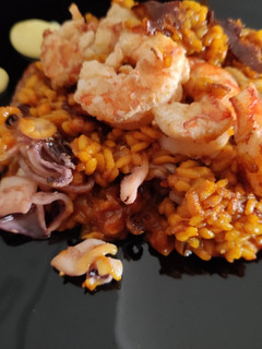 Una foto de Arroz de Gambones y Calamar al Horno Con ALi Oli de Ajo Dorado