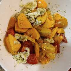 Una foto de Ensalada caprese de melocotón
