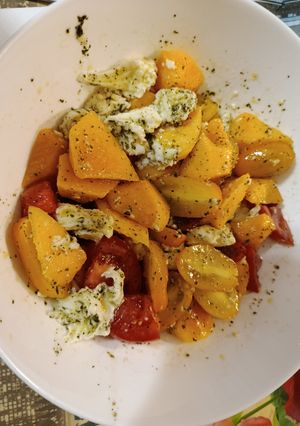 Una foto de Ensalada caprese de melocotón