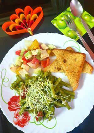 A picture of Pesto pasta with paneer salad.