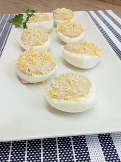 Una foto de Huevos rellenos de mejillones en conserva