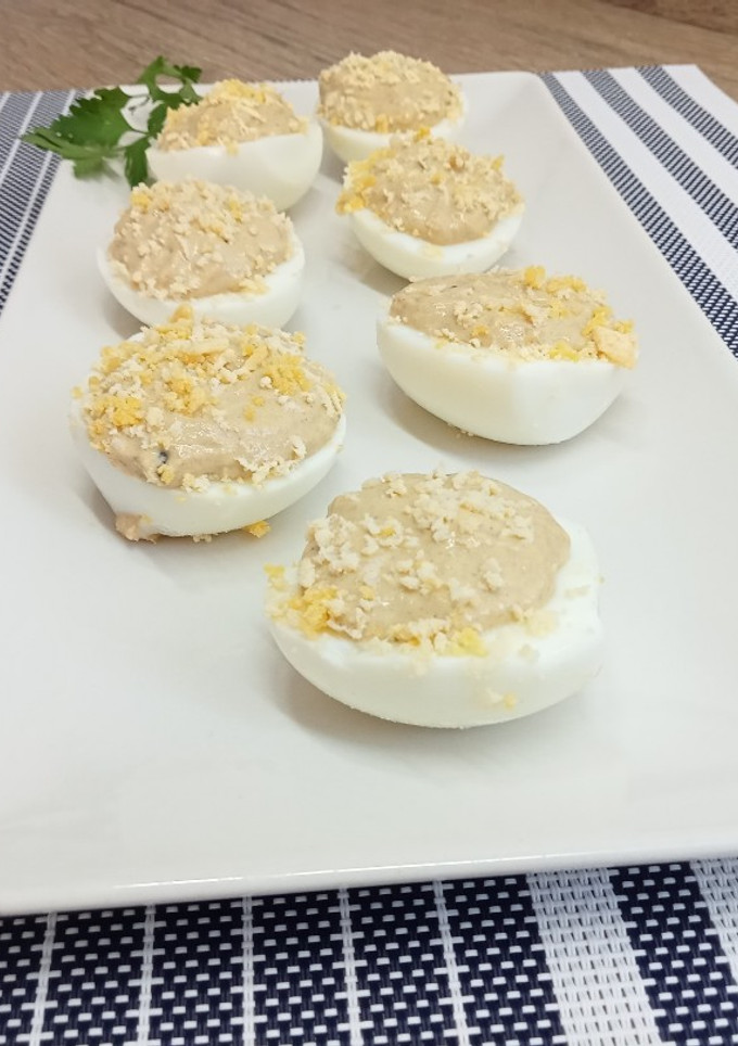 Una foto de Huevos rellenos de mejillones en conserva