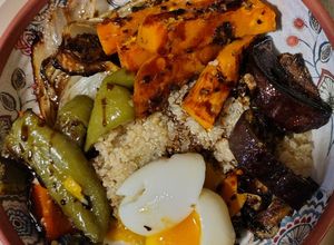 Una foto de Ensalada Tibia de Quinoa y Huevo Mollet
