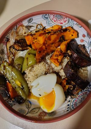 Una foto de Ensalada Tibia de Quinoa y Huevo Mollet