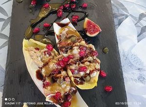 Una foto de Barcas de endivias, rellenas y crema de cítricos