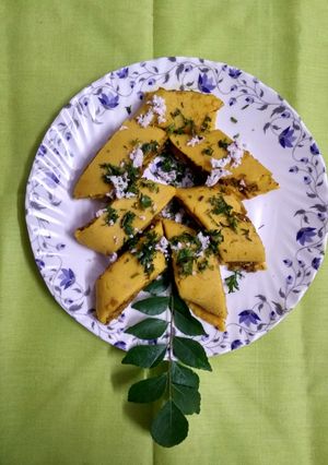 खानदेशी पुडाच्या पातोड्या (khandesi pudachya patodya recipe in marathi) रेसिपी चे मुख्य फोटो 