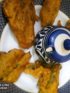 पालक पकोड़े (Palak pakode recipe in hindi) रेसिपी मुख्य फोटो