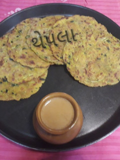 મેથીની ભાજી ના થેપલા (Methi Bhaji Thepla Recipe In Gujarati) રેસીપી મુખ્ય ફોટો