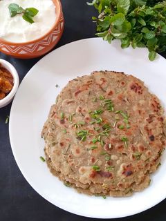 लहसुनि बाजरे की रोटी (lehsuni bajre ki roti recipe in Hindi) रेसिपी मुख्य फोटो