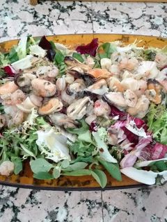 Una foto de Ensalada de gambas y mejillón