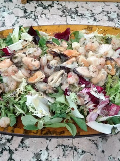 Una foto de Ensalada de gambas y mejillón