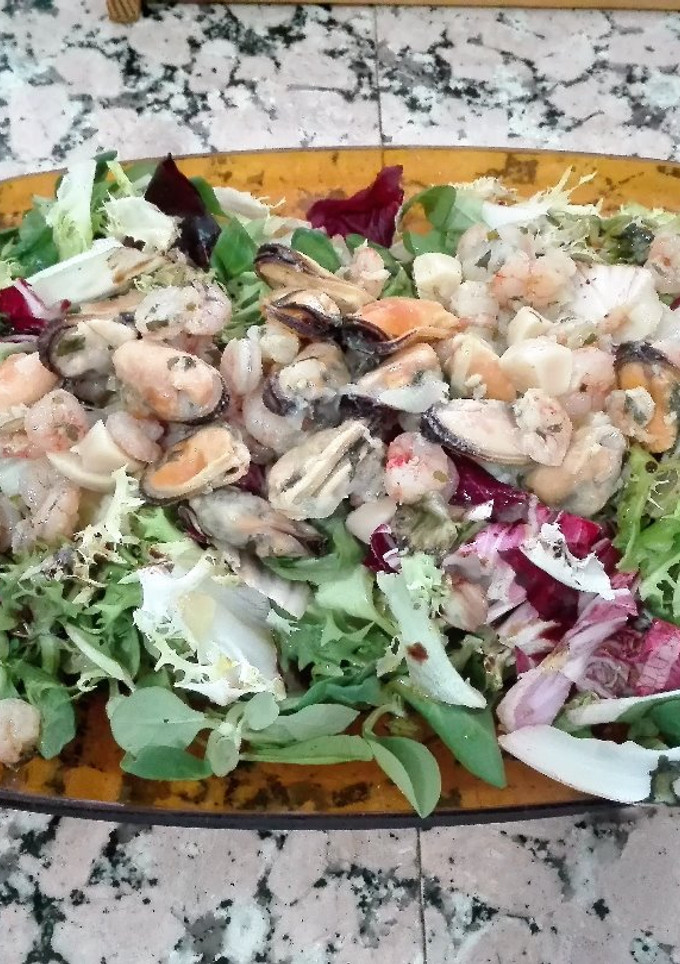 Una foto de Ensalada de gambas y mejillón