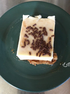 Una foto de Tarta de chocolate blanco, galletas y caramelo líquido en Thermomix