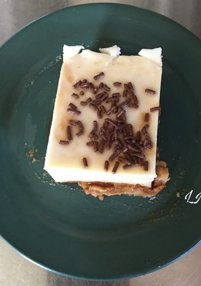 Una foto de Tarta de chocolate blanco, galletas y caramelo líquido en Thermomix