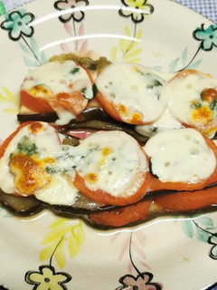 Una foto de Milhojas de berenjena y tomate