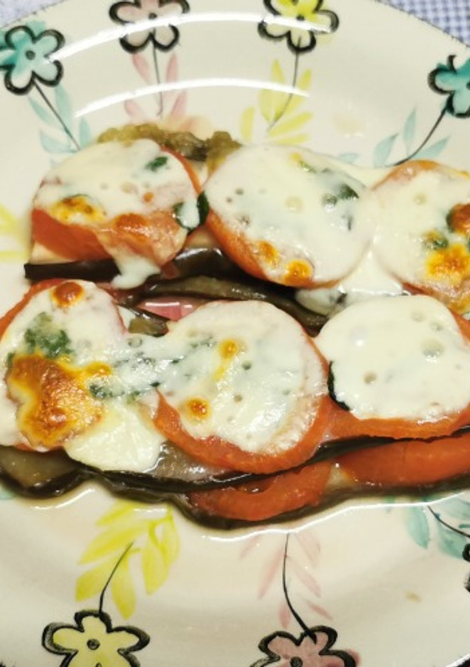 Una foto de Milhojas de berenjena y tomate