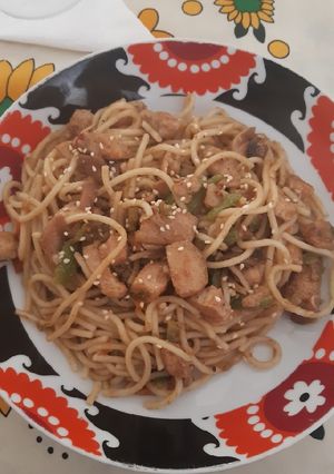 Una foto de Chop suey con spaghetti