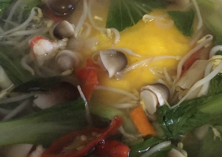 Nasi telur siram tomyum